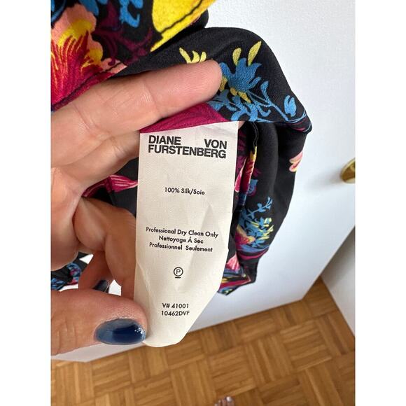 DIANE VON FURSTENBERG 100% Silk Floral Ruffle Front Top in Silese Black, Size S - Picture 3 of 6